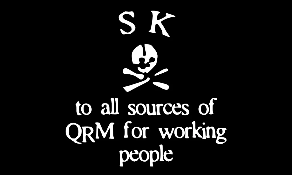 Czarna flaga z czaszką, ksrzyżowanymi piszczelami i napisem "SK to all sources of QRM for working people"